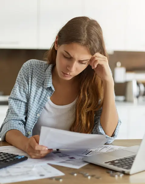Mulher preocupada com finanças